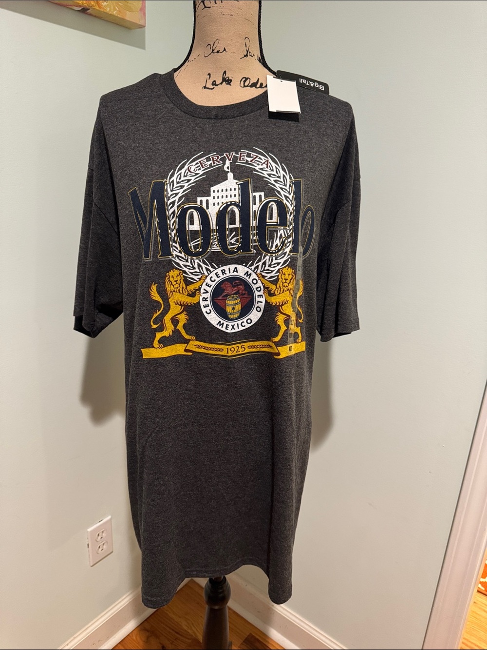 Modelo size XLT Men's Dark Gray Graphic Tee with Yellow Crest